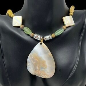 Mother of Pearl Pendant Gold Tone Orange Green‎ Beaded Necklace